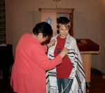 Und hier wird ein Gebetsmantel um die Schultern drapiert