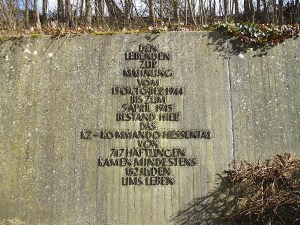 Den Lebenden zur Mahnung. Vom 15, Oktober 1944 buis zum 5. April 1945 bestand hier das KZ-Kommando Hessental. Von 747 Häftlingen kamen mindestens 182 Juden ums Leben