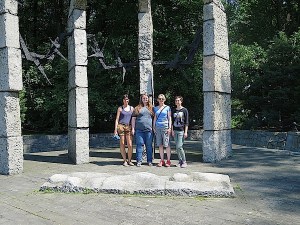 Vor dem Mahnmal des ehemaligen Konzentrationslagers Auschwitz-Monowitz: (v.l.) Ines Mayer, Verena Lohr, Franziska Blum und Verena Grünhoff vom Verein Gedenkstätten KZ Bisingen