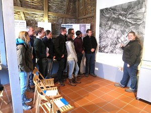 Jugendguide Verena Lohr zeigt Matti Münchs Referendaren im Museum noch einmal die Stationen des zuvor abgeschrittenen Geschichtslehrpfads. 