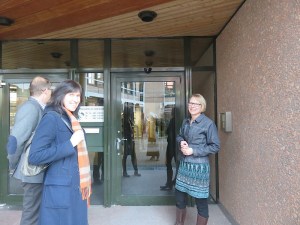 Am Eingang zum Landratsamt - Dr. Ines Mayer, Dieter Grupp und Dr. Franziska Blum (rechts)